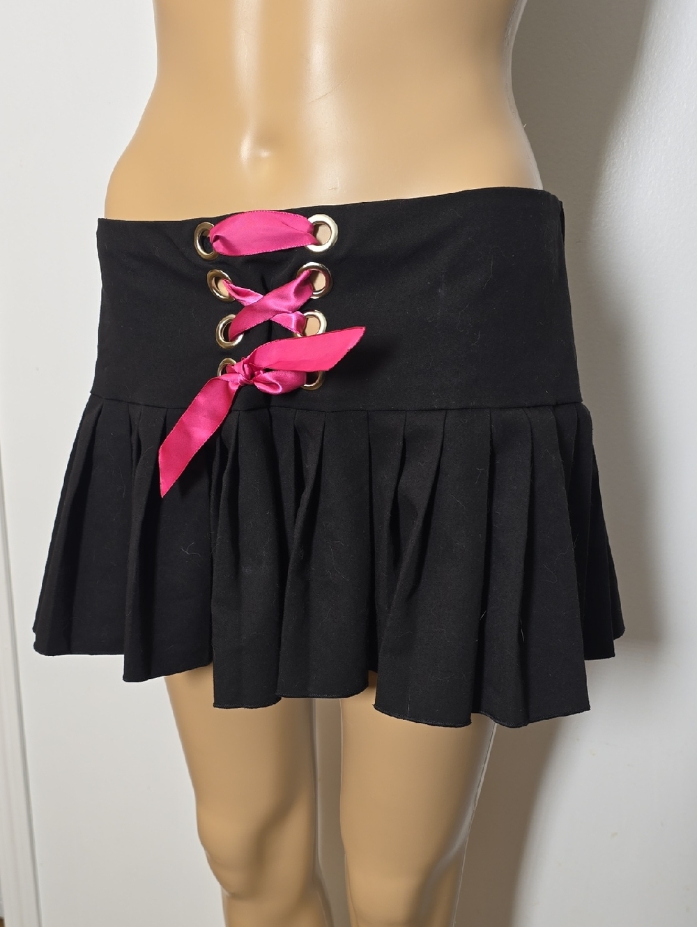 Folter Black Pleated Mini Skirt with Pink Ribbon Detail - XL